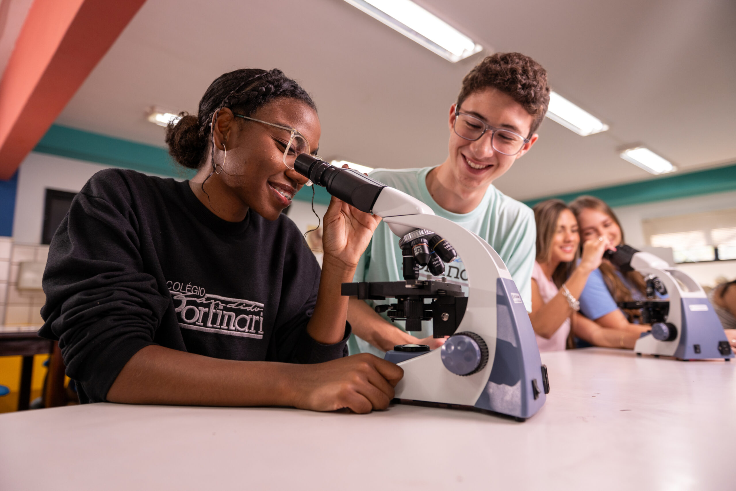 Alunos no laboratório com microscópio